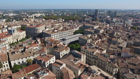 Montpellier-Innenstadt-Stadtzentrum-Ecusson-Luftflug-über-Dächer